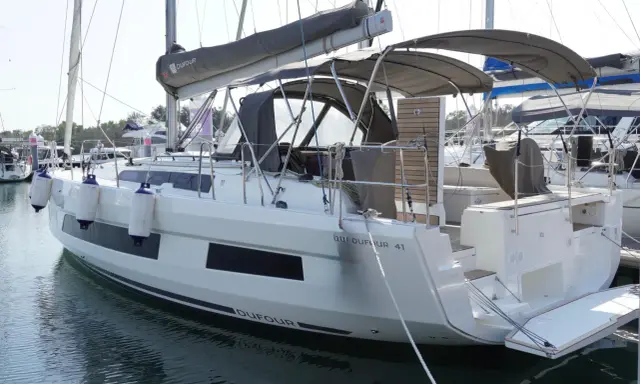 Un voilier Dufour 41 amarré, prêt pour l'aventure. Les avis sur ce modèle Dufour 36 classic sont élogieux.