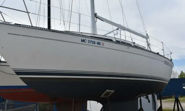 Voilier blanc MC 3725 NE, prêt pour l'aventure sur l'eau.