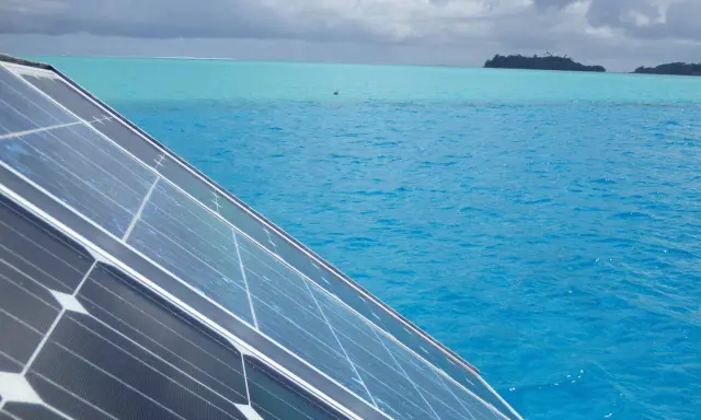 Panneau solaire bateau, quelle puissance pour naviguer en autonomie ? L'eau turquoise et les îles au loin invitent au voyage.