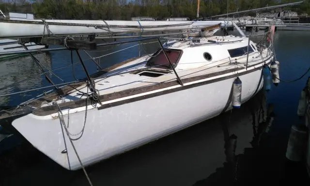 Voilier blanc, prêt pour de nouvelles aventures. Un super challenger attendant son équipage pour naviguer.