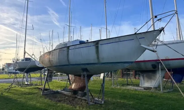 Voiliers sur cale, prêts pour le départ. Le **mallard start 7** est prêt à prendre la mer.