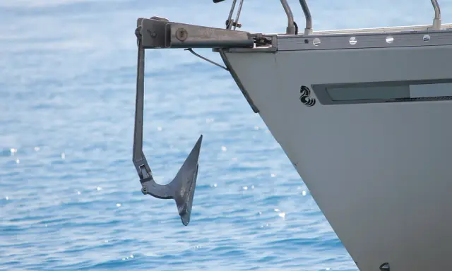 Ancre de bateau prête à être déployée. Elle montre comment fonctionne une ancre de bateau : elle s'enfonce dans le fond marin pour stabiliser le navire.