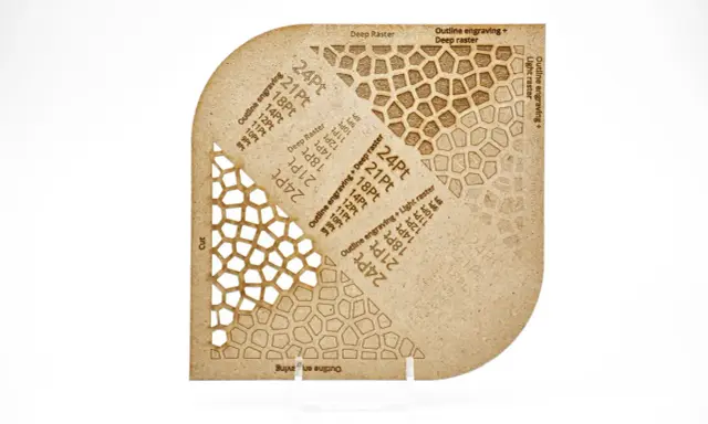 Échantillon de gravure et de découpe sur bois, étape 23 fiche technique. Motifs géométriques et tailles de police variés.