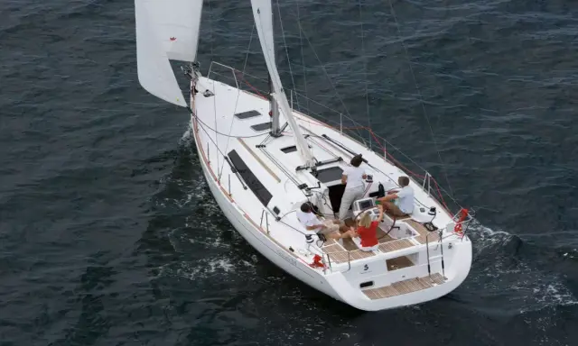 Un voilier Oceanis 34 navigue sur une mer agitée. Les avis sur ce bateau sont positifs, il offre une belle expérience de navigation.
