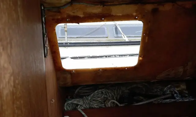 Intérieur d'un Kelt 760, vue par l'ouverture, avec des cordages rangés.
