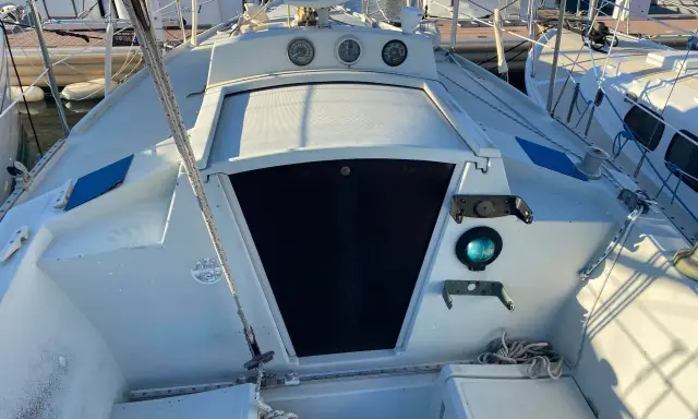 Vue du pont d'un voilier Dufour 27, avec instruments de navigation et cordages. Les avis sur ce modèle sont généralement positifs.