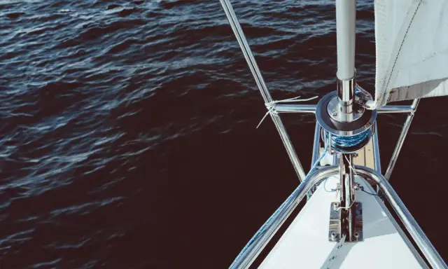 Le voile avant du bateau est prêt à être déployé sur l'eau sombre.