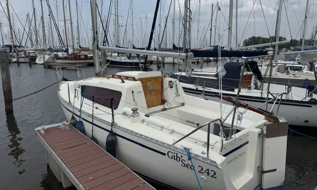 Le voilier Gib'Sea 242, prêt pour l'aventure. Fiche technique disponible pour ce modèle.