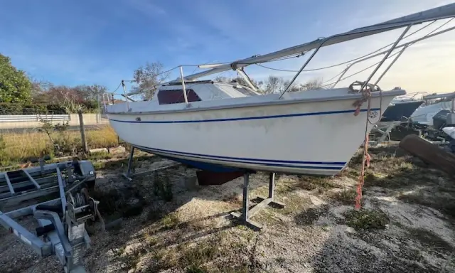 Voilier blanc "Serenita 55" sur remorque, prêt pour de nouvelles aventures sur l'eau.
