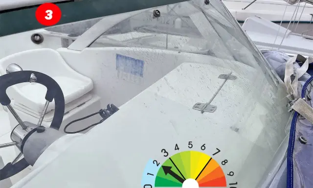 Tableau de bord d'un voilier, prêt pour l'entretien. Le volant est visible, ainsi qu'un indicateur de performance.