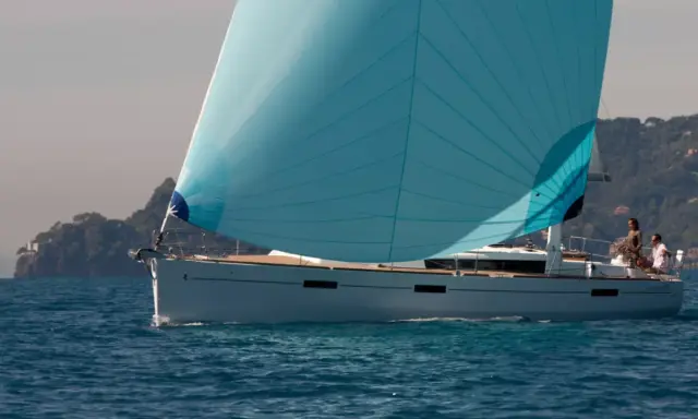 Voilier Oceanis 45 en pleine navigation, voile bleue gonflée par le vent. Idéal pour découvrir les caractéristiques de ce modèle.