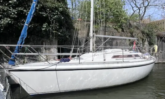 Voilier blanc amarré, prêt pour l'aventure. Fiche technique Jeanneau Aquila à découvrir.