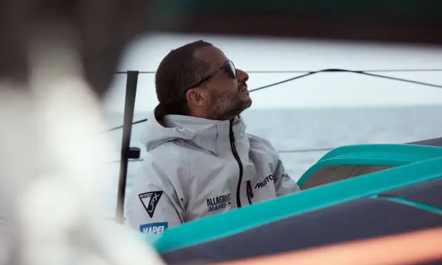 Ambrogio Beccaria, le regard tourné vers l'horizon, porte une veste de voile Musto.