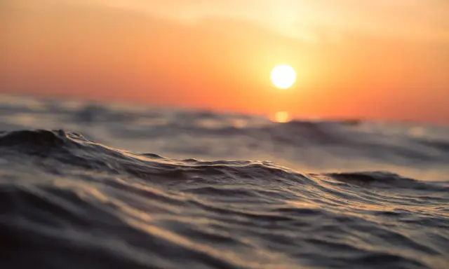 Vague vague, le soleil se couche sur l'océan. Un moment parfait pour apprendre du vocabulaire maritime anglais.