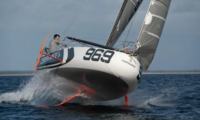 Voilier Pogo 6.50 "Cerfrance" #969 fend les vagues, le skipper concentré.
