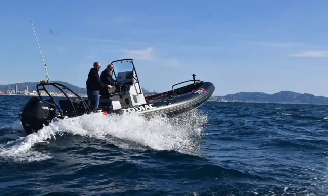 Deux hommes naviguent sur un Zodiac en Méditerranée. La météo marine méditerranée gratuite est idéale pour cette sortie en mer.