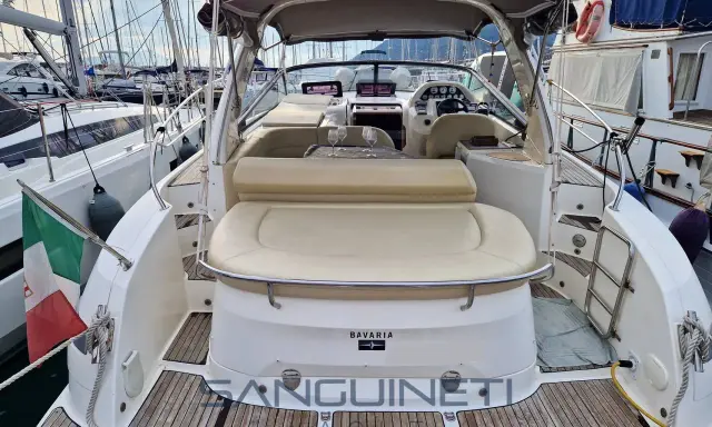 Vue arrière d'un bateau Bavaria 34, prêt pour une sortie en mer. Les avis sur ce modèle sont excellents.