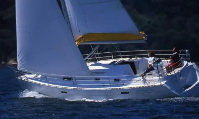 Voile blanche gonflée sur un voilier Oceanis 331 naviguant sur une mer bleue. Avis positifs pour ce bateau.