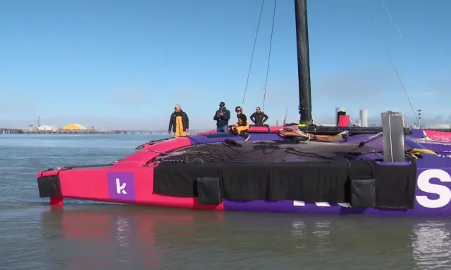 Le catamaran rose et violet, prêt pour la course, avec Audrey Ogereau et son équipe à bord.