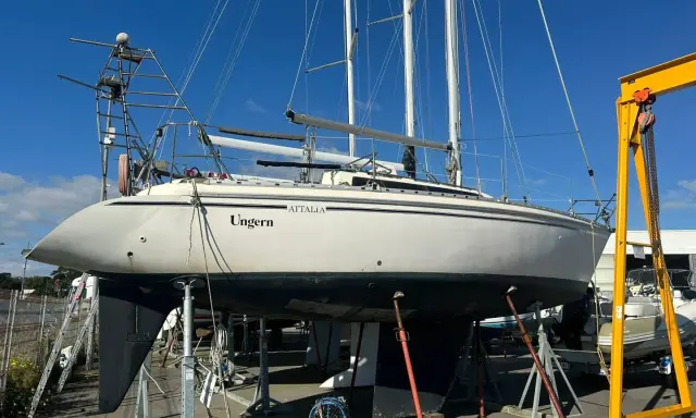 Voilier Attalia 32 "Ungern" sur bers, prêt pour sa fiche technique. Mât, voiles et quille visibles.