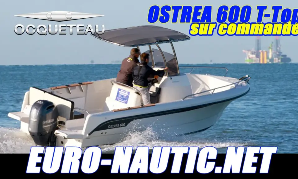 Bateau Ostrea 600 T-Top en mer, avec deux personnes à bord. Avis positifs sur ce modèle.