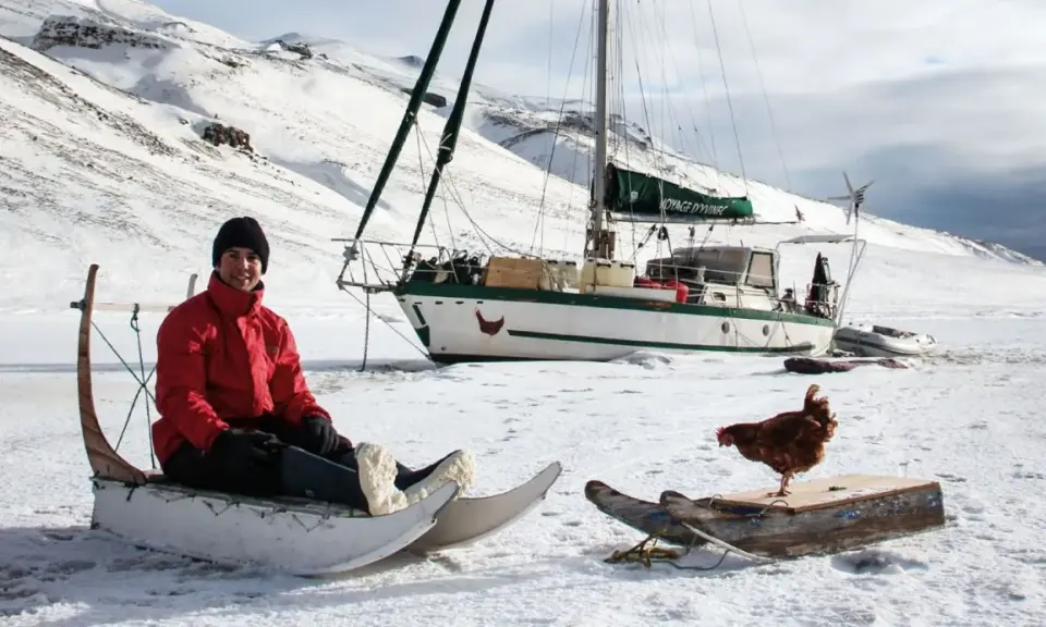 Guirec Soudée et sa poule, sur la banquise, à côté de son voilier.