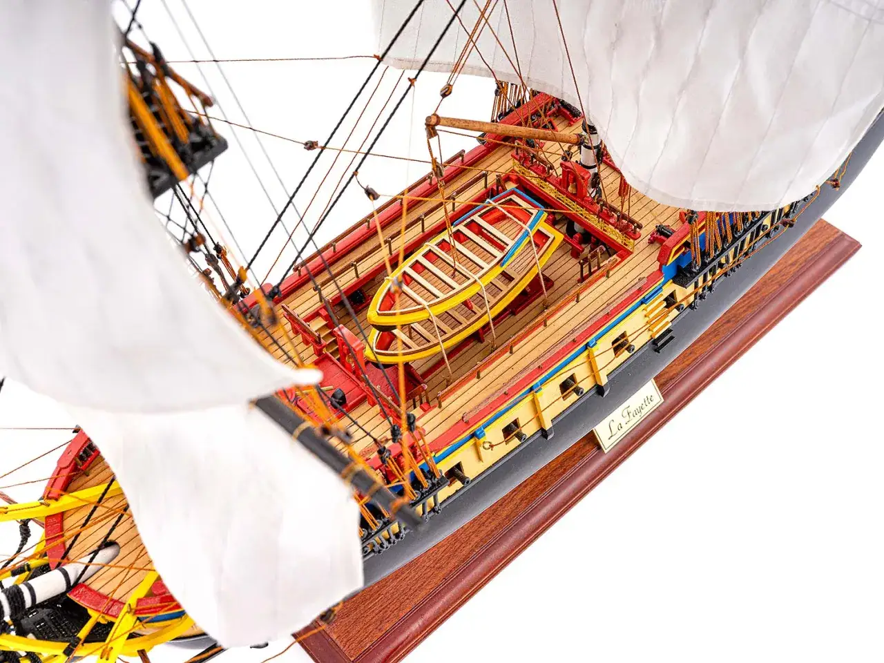 Vue plongeante sur l'intérieur du bateau Hermione, avec sa chaloupe jaune et rouge.