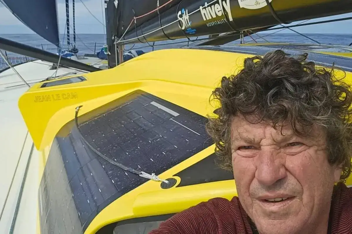 Jean Le Cam, le célèbre skipper, sur son bateau jaune vif, prêt pour une nouvelle aventure en mer.