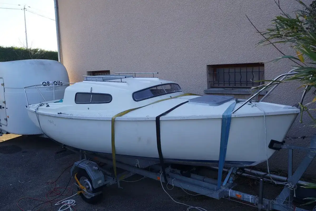 Bateau blanc sur remorque, prêt pour l'aventure. Fiche technique Edel 2.