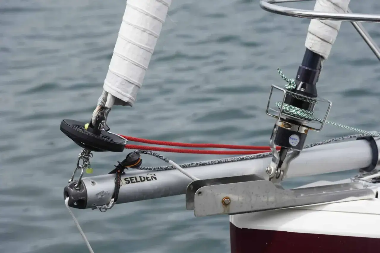 Spi asymétrique sur emmagasineur Selden, prêt à être déployé pour une navigation sportive.