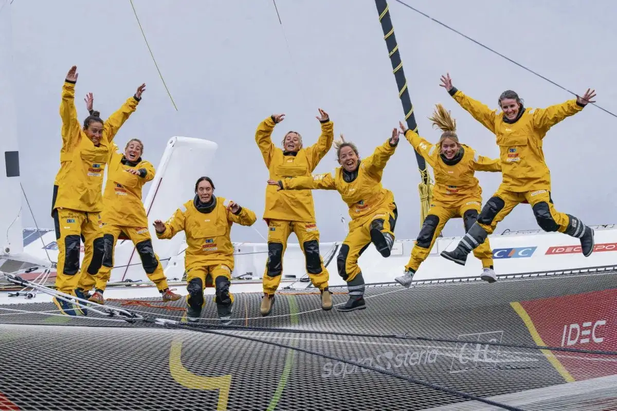 L'équipe féminine saute de joie sur le trampoline du bateau, célébrant la réussite de ce fameux projet.