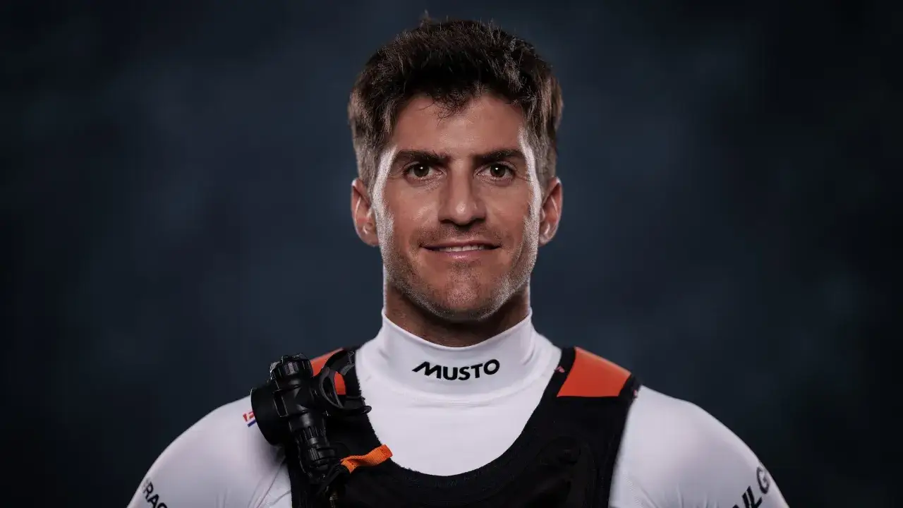 Portrait de Kevin Peponnet, skipper souriant, portant une tenue de voile Musto.