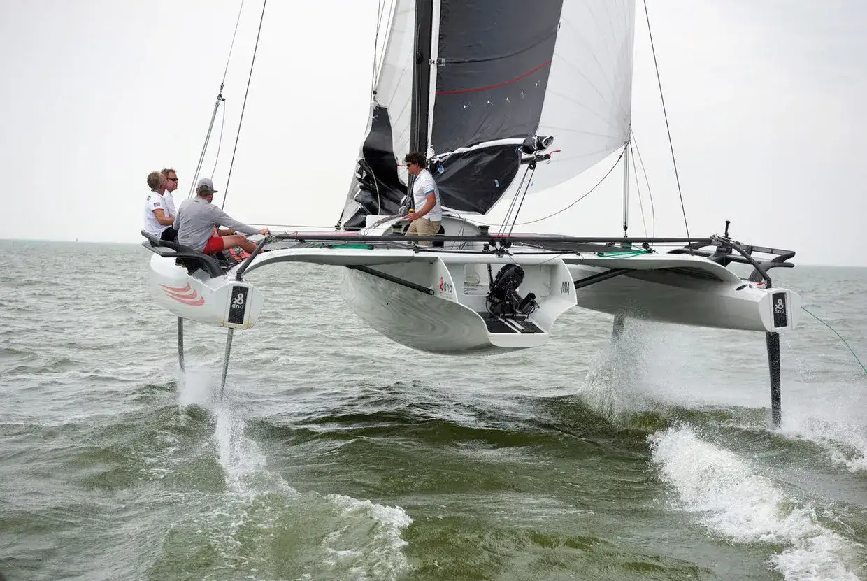 Giovanni Soldini et son équipage sur un catamaran volant, les foils soulevant la coque hors de l'eau.
