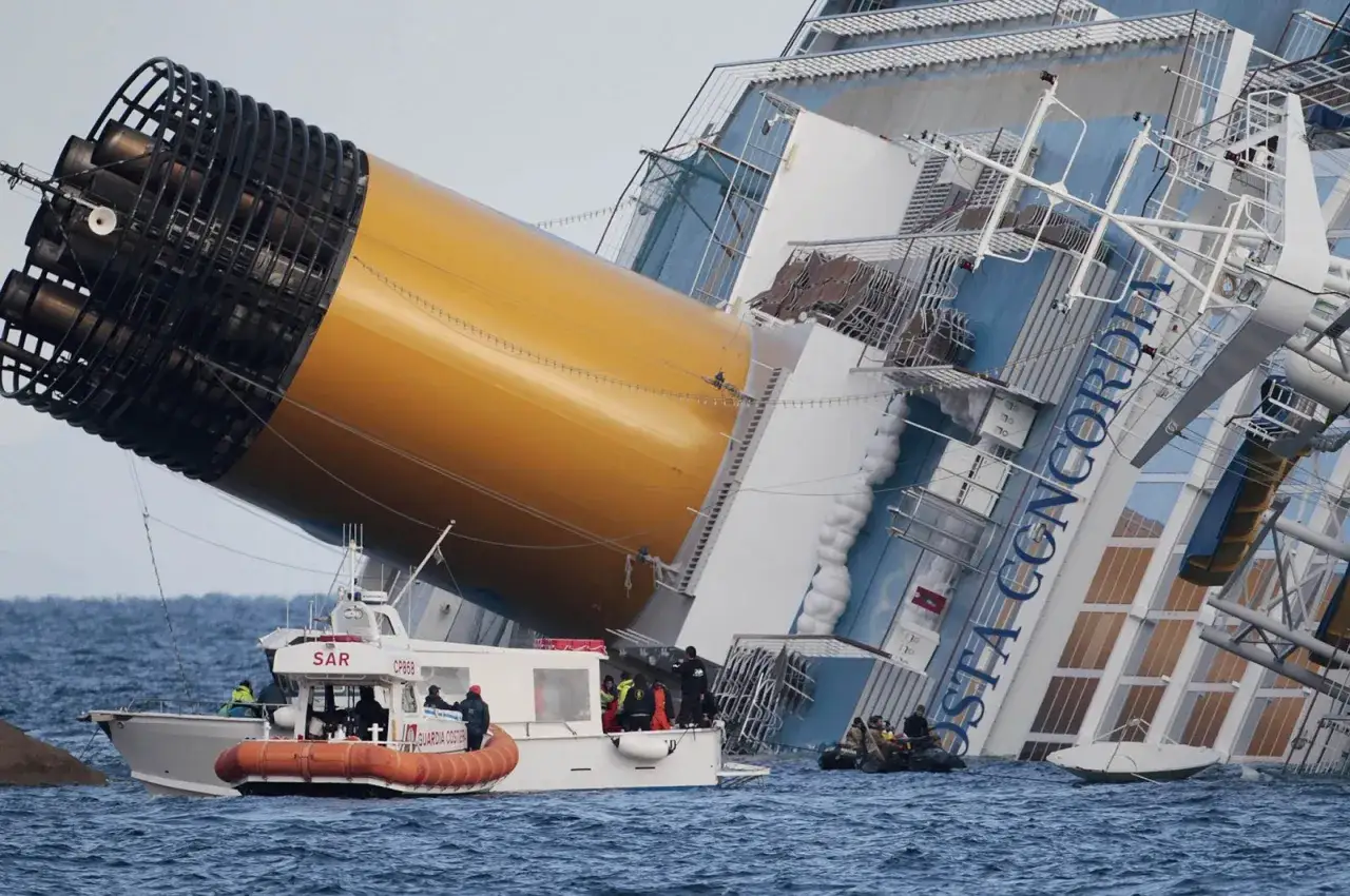 Épave du Costa Concordia, navire échoué, secours en mer. Tragédie du Costa Concordia, mort et désastre.