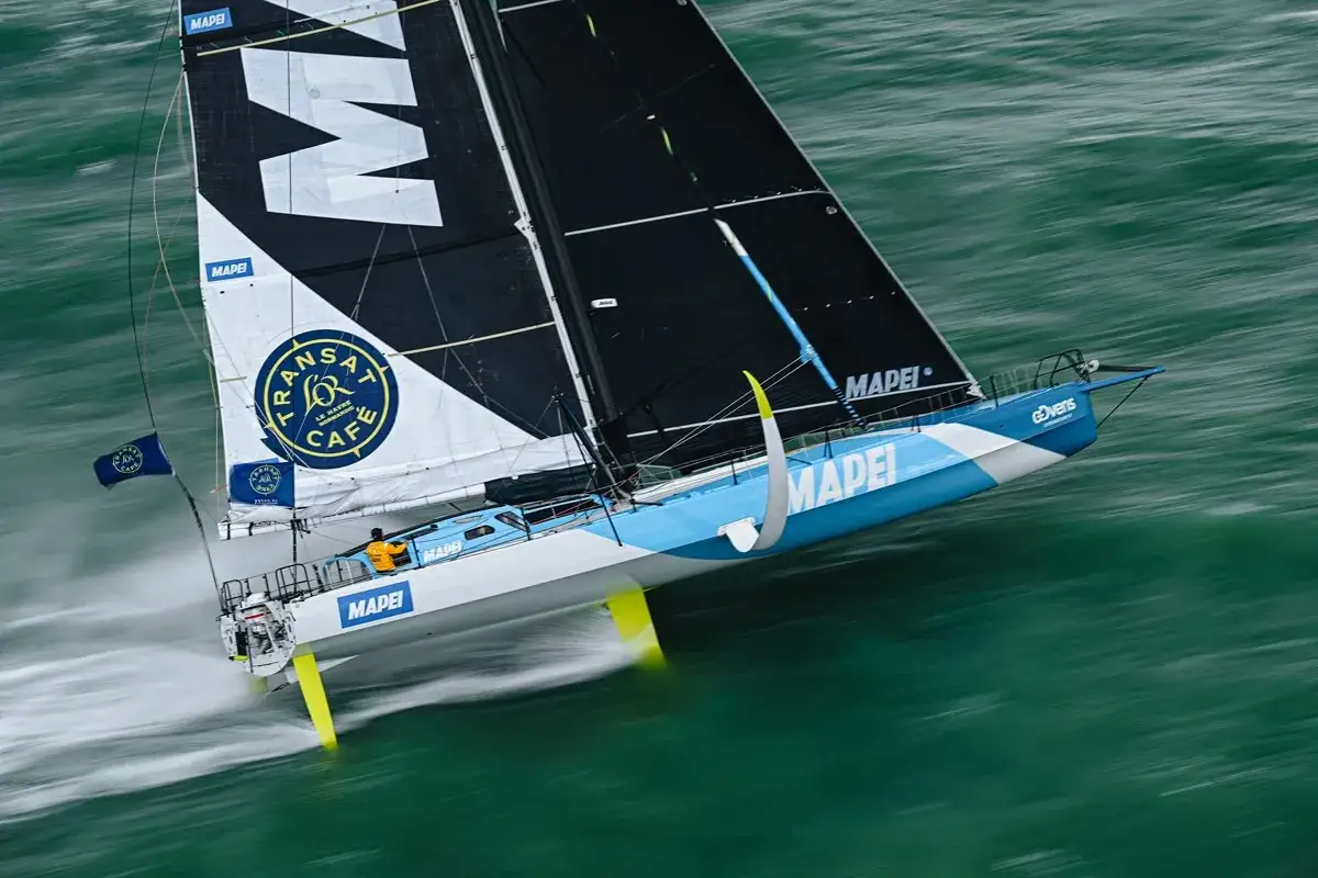 Le voilier Mapei, skippé par Ambrogio Beccaria, fend les vagues vertes.