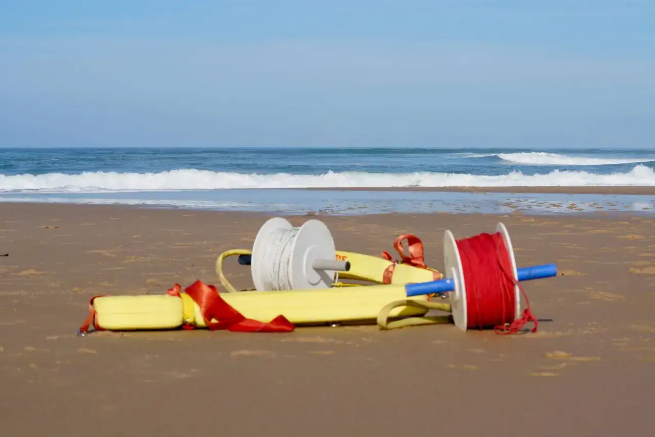 Matériel de sauvetage sur la plage, prêt à sauver quelqu'un de la noyade. Rouleaux de corde blanche et rouge sur des bouées jaunes.