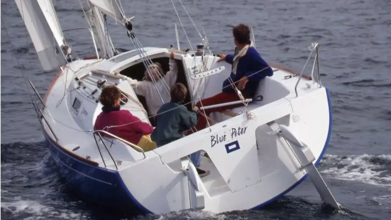Quatre personnes naviguent sur le voilier