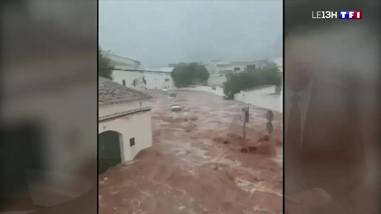 Une rue des Baléares transformée en torrent boueux par une violente tempête. Des voitures sont submergées.