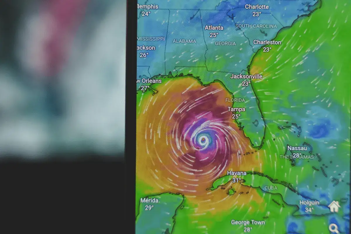 Carte m&eacute;t&eacute;o marine montrant un ouragan au-dessus du golfe du Mexique. Une application m&eacute;t&eacute;o marine gratuite pour suivre les temp&ecirc;tes.