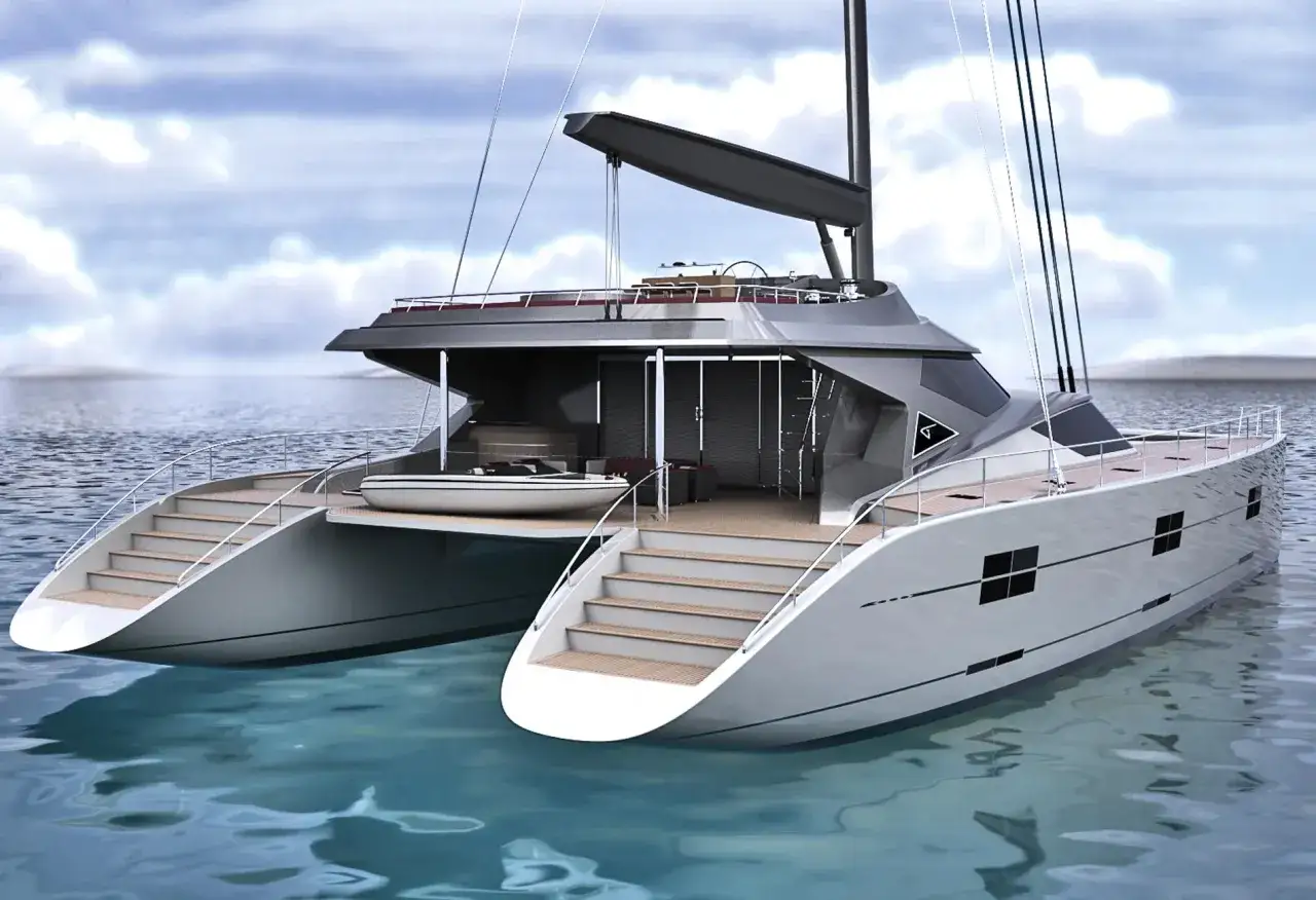 Un catamaran de luxe, un rêve de Sylvestre Langevin, navigue sur des eaux calmes.