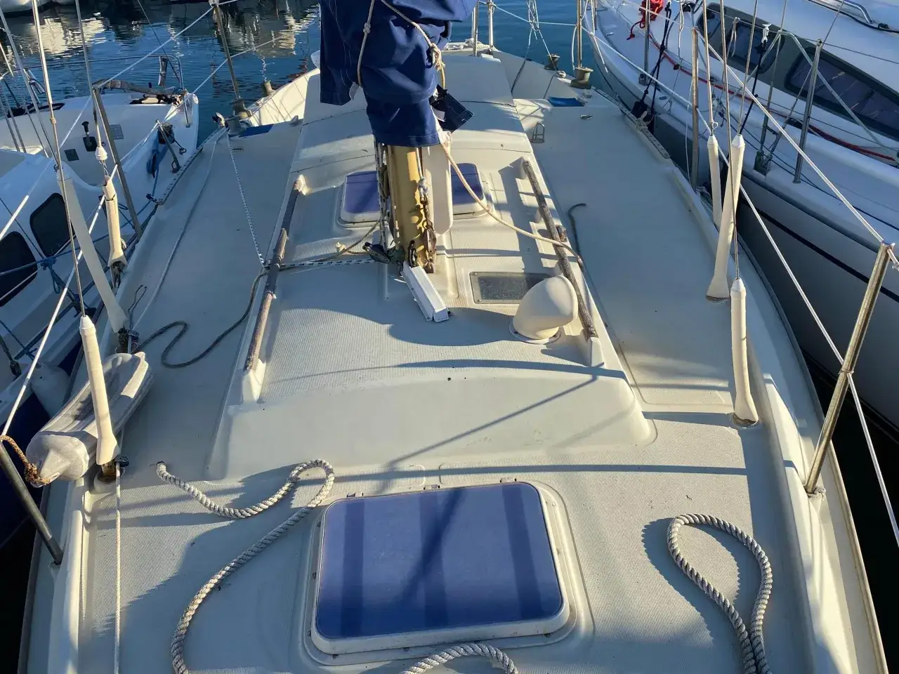 Le pont d'un voilier Dufour 27, avec ses cordages et ses hublots bleus. Les avis sur ce bateau sont nombreux.