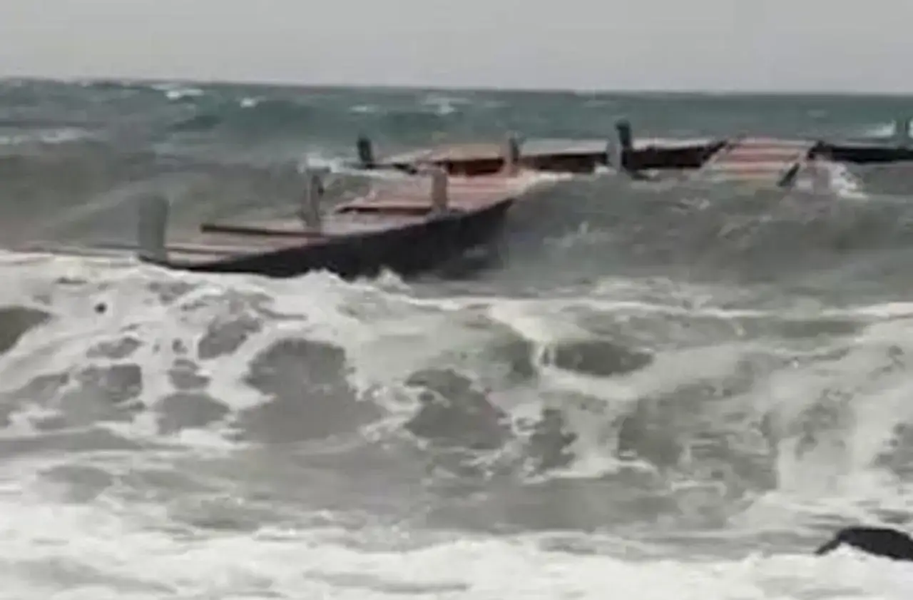 Un ponton endommagé par la tempête en Sardaigne, emporté par les vagues déchaînées.