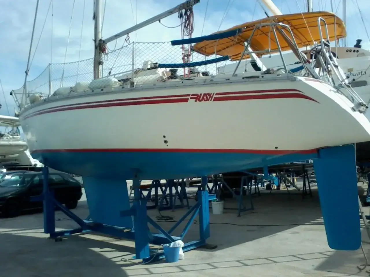 Voilier blanc et bleu, marqué