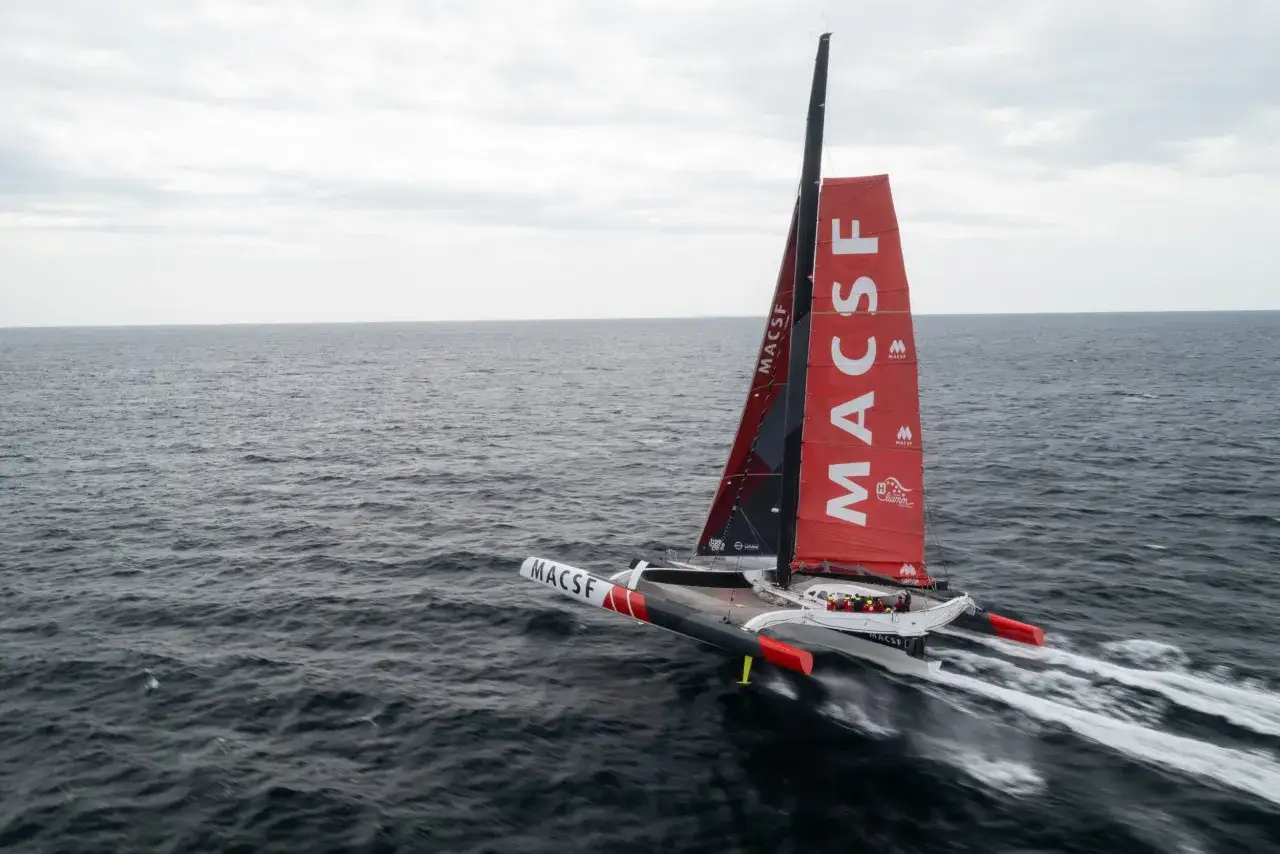 Le trimaran MACSF fend les vagues, une prouesse de navigation qui pourrait inspirer une nouvelle cartographie.