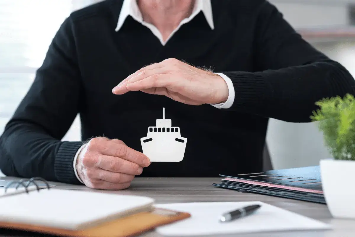 Main assurée, le coût de l'assurance bateau est protégé par des mains expertes.