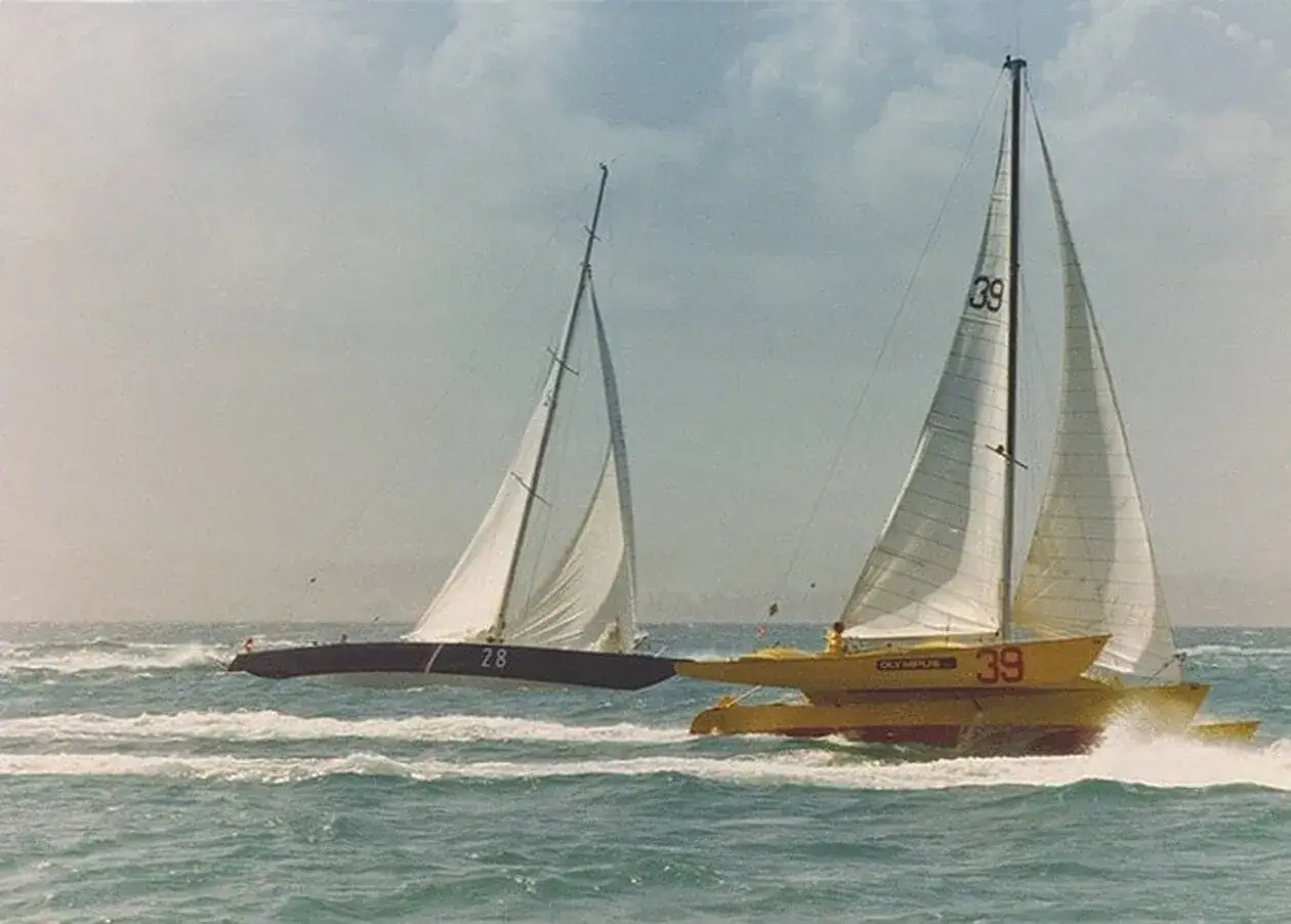 Course de voile : le catamaran jaune 