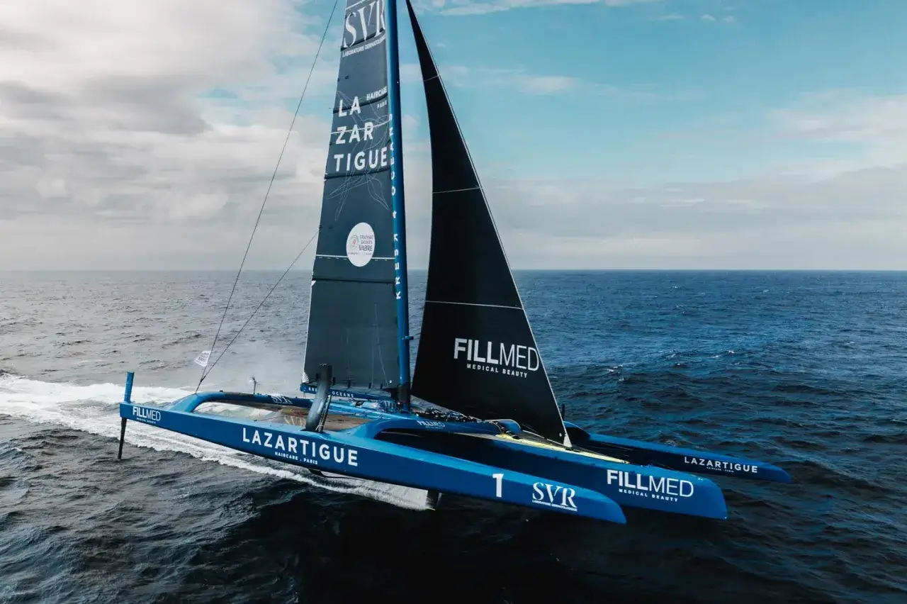 Le trimaran bleu