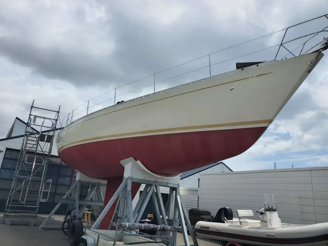 Le nouveau bateau de Jean Le Cam, un voilier blanc et rouge, est prêt pour de nouvelles aventures.