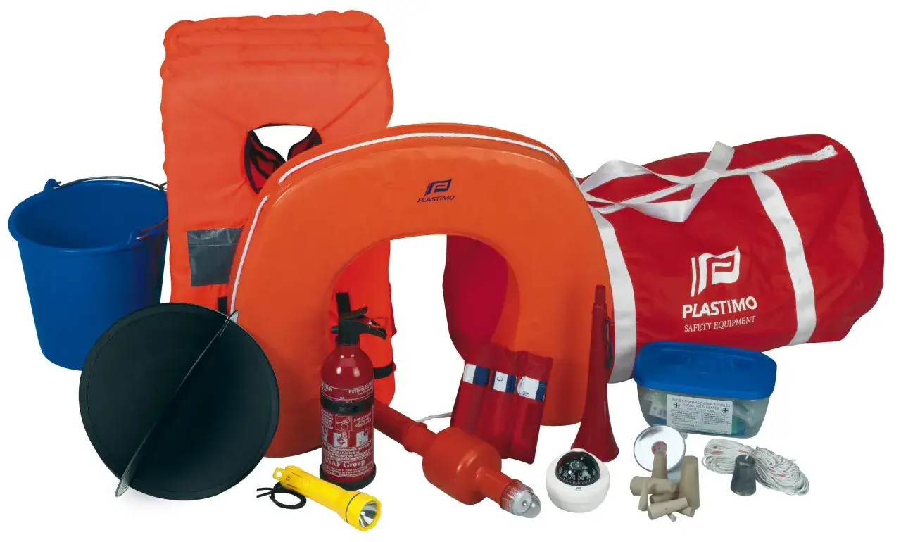 Équipement obligatoire bateau fluvial : gilet de sauvetage, bouée, extincteur, lampe, trousse de secours, compas, seau, corne de brume.